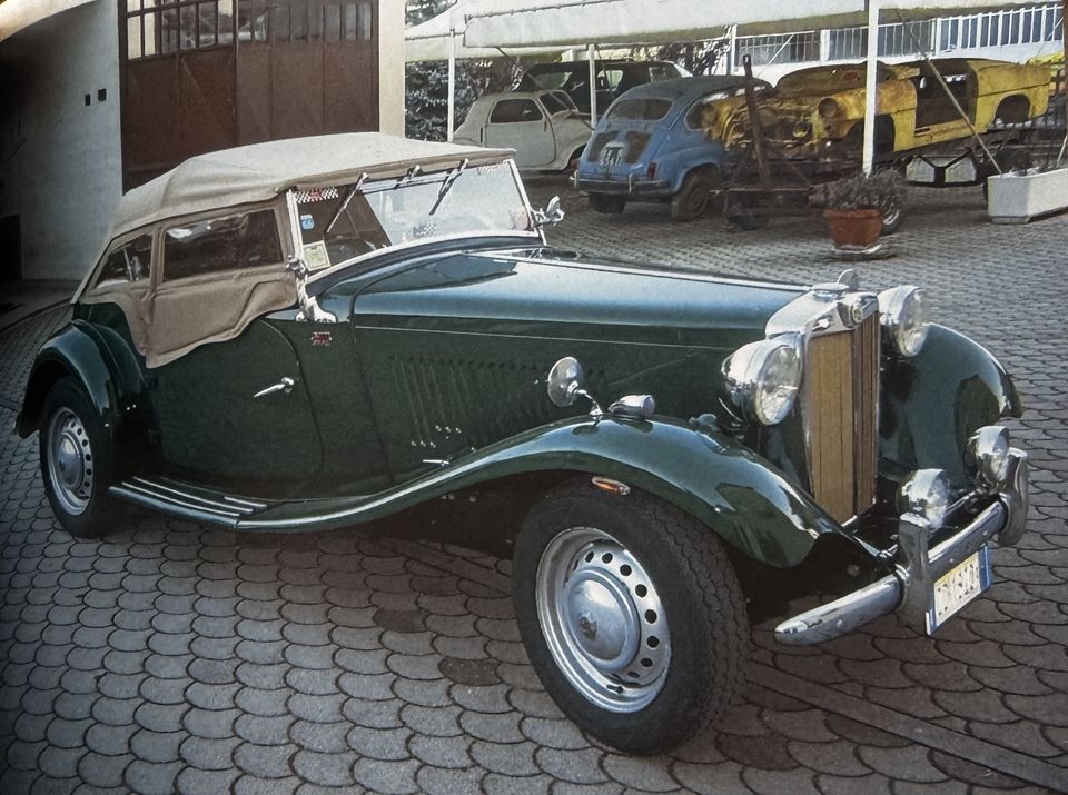 MG TD – Dreiviertelansicht von vorne, mit Verdeck und Seitenteilen