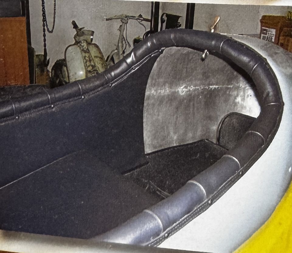 Vespa con sidecar – der bezogene Innenraum mit gepolstertem Rand