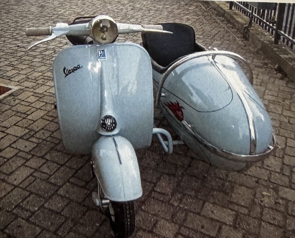 Vespa con sidecar – nachher: Vespa und Seitenwagen in Hellblau