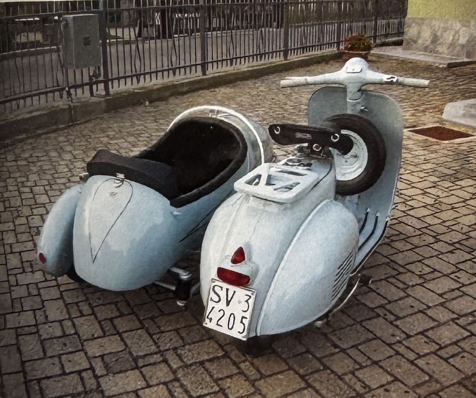 Vespa con sidecar – das Heck mit dem schwarzen Kennzeichen aus Savona