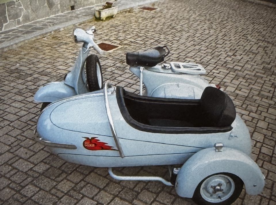 Vespa con sidecar – nachher: das hellblaue Boot mit neuem Sitz