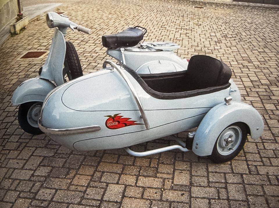 Vespa con sidecar – Vespa und Seitenwagen in Hellblau nach der Restaurierung