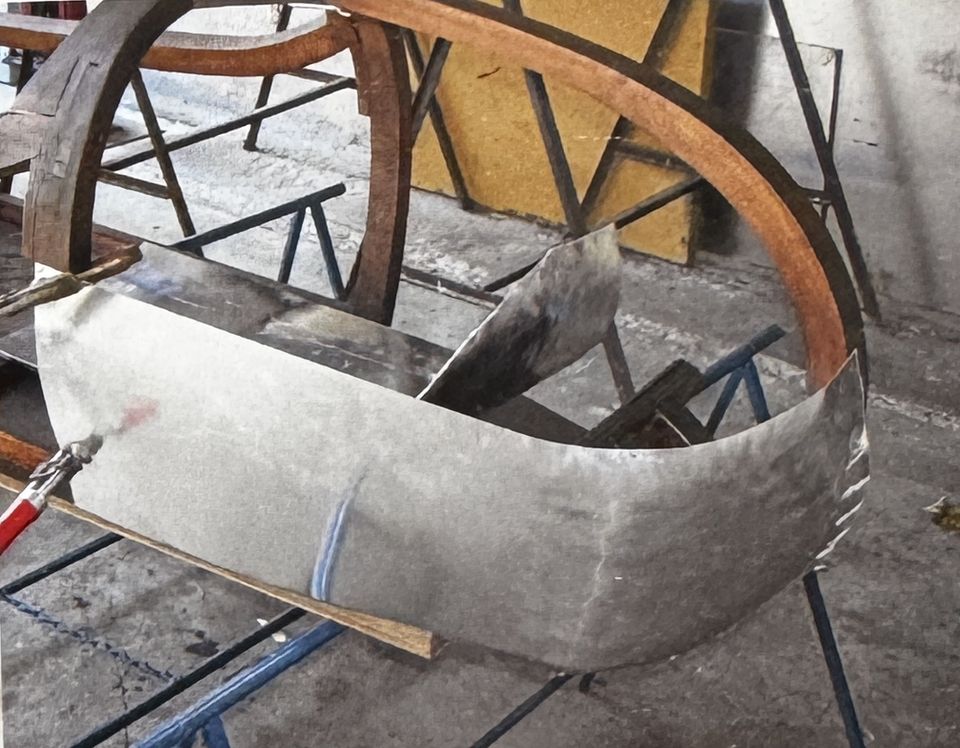 Vespa con sidecar – das Blech, um die Spanten geformt