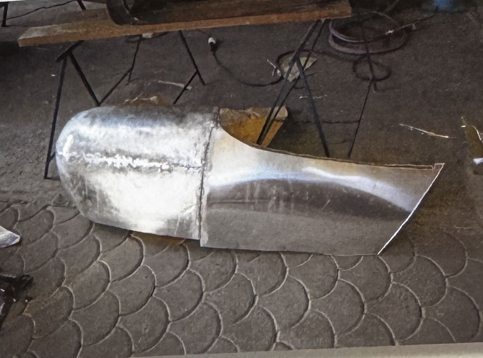 Vespa con sidecar – die Front des Boots in blankem Blech