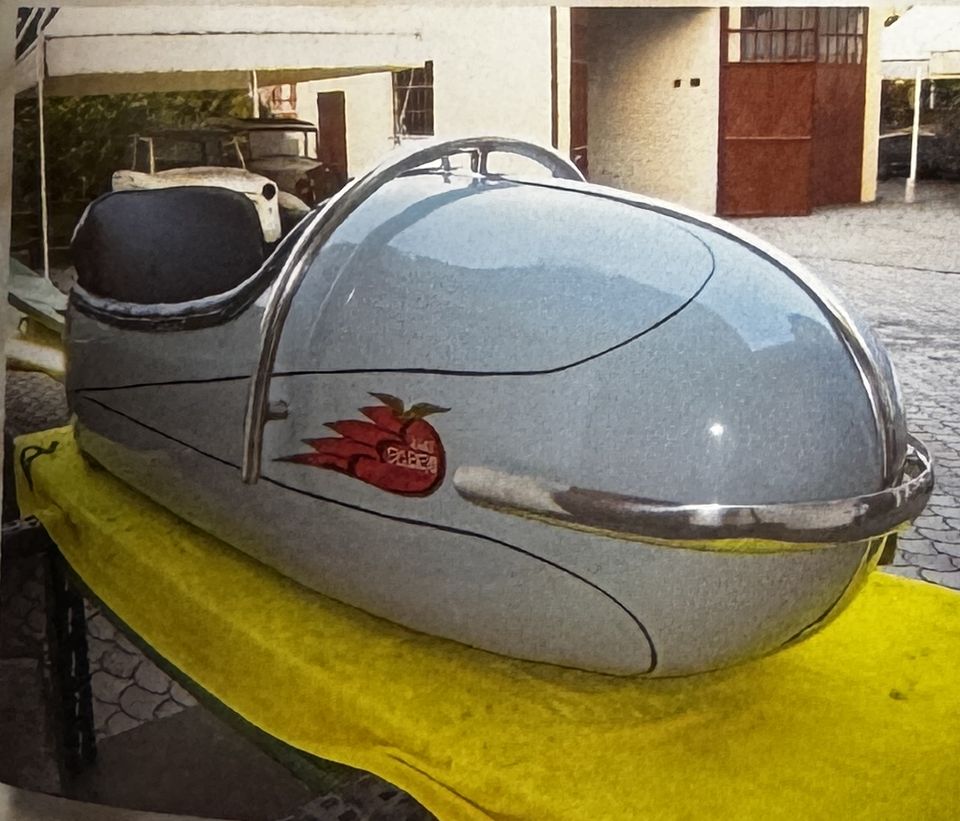 Vespa con sidecar – die Front des Seitenwagens mit dem roten Dekor