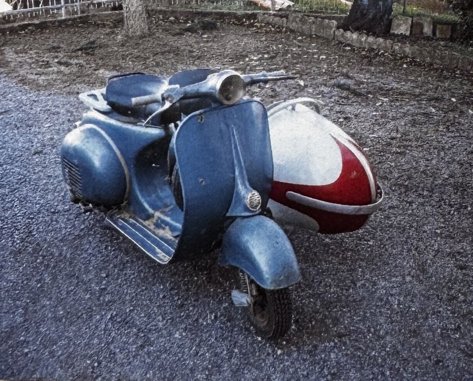 Vespa con sidecar – vorher: die blaue Vespa mit dem alten Seitenwagen