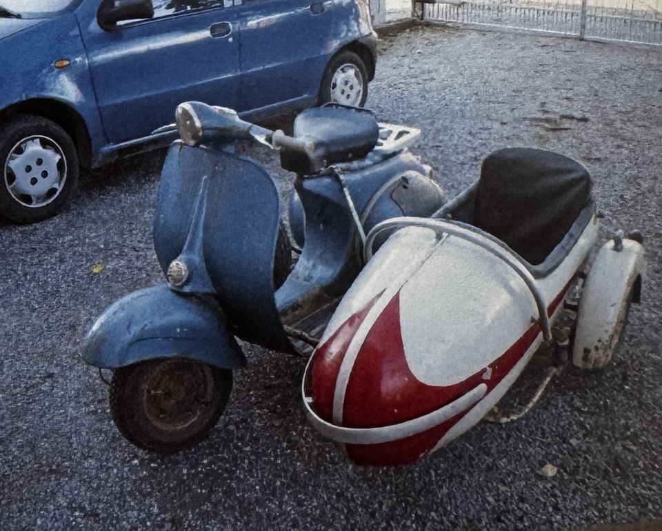 Vespa con sidecar – vorher: das rot-weisse Boot