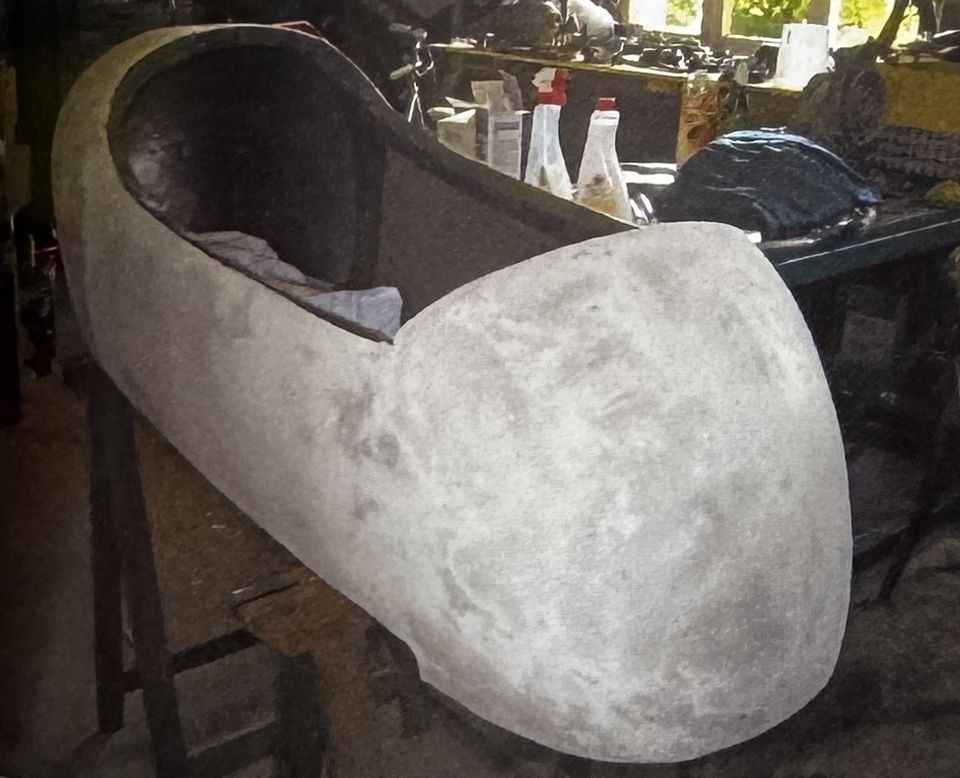 Vespa con sidecar – das grundierte Boot