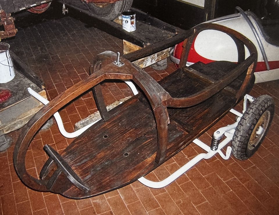 Vespa con sidecar – das Holzgerippe des Boots auf dem Rahmen