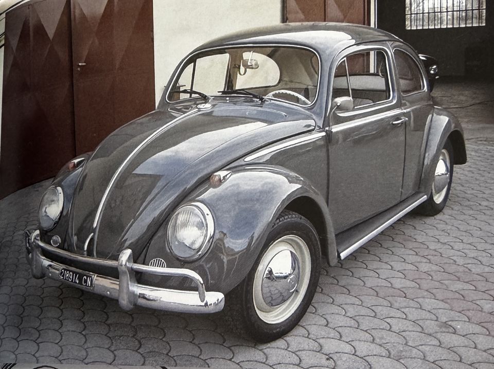 Volkswagen Maggiolino 1962 – il Maggiolino grigio visto di tre quarti anteriore