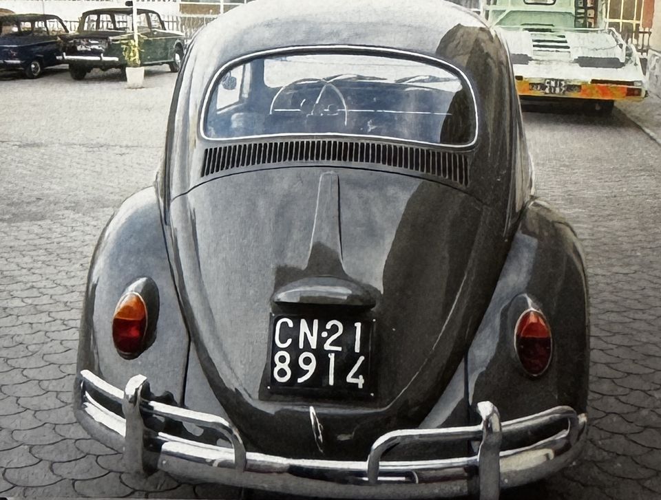 Volkswagen Maggiolino 1962 – il retro con la targa nera di Cuneo
